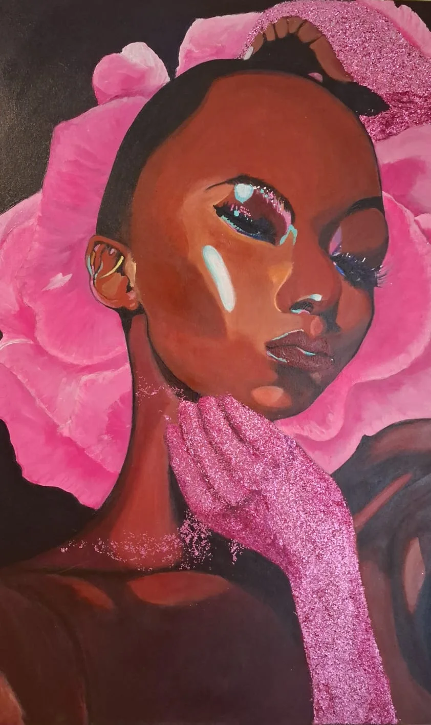 Portrait de femme sur fond de fleurs roses éclatantes