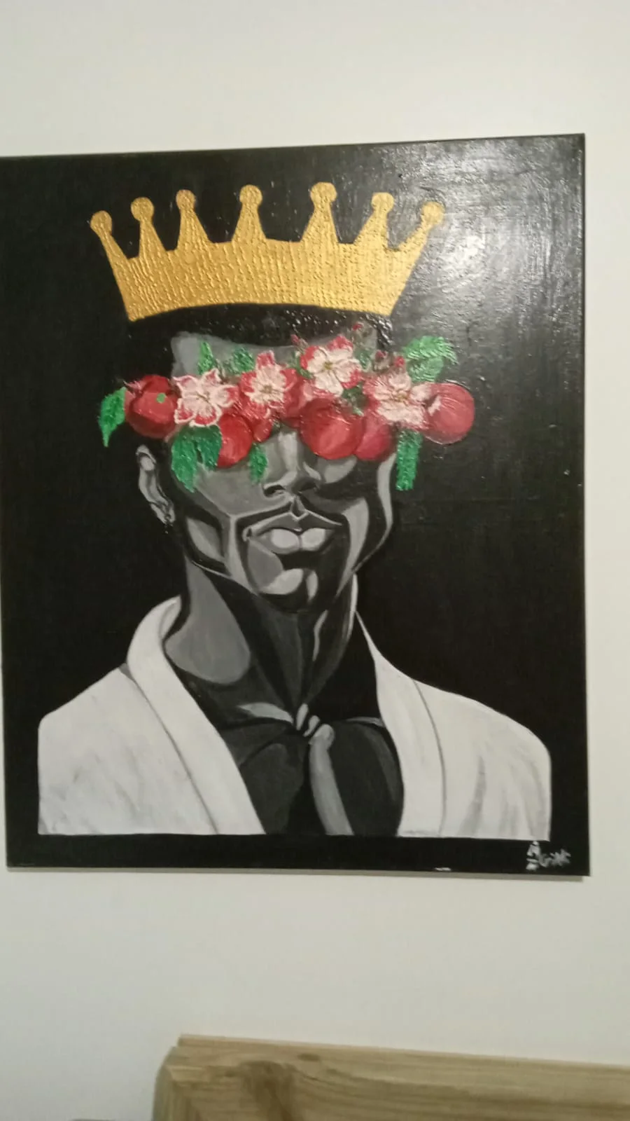 Homme en noir et blanc couronné d'or et de pommes rouges