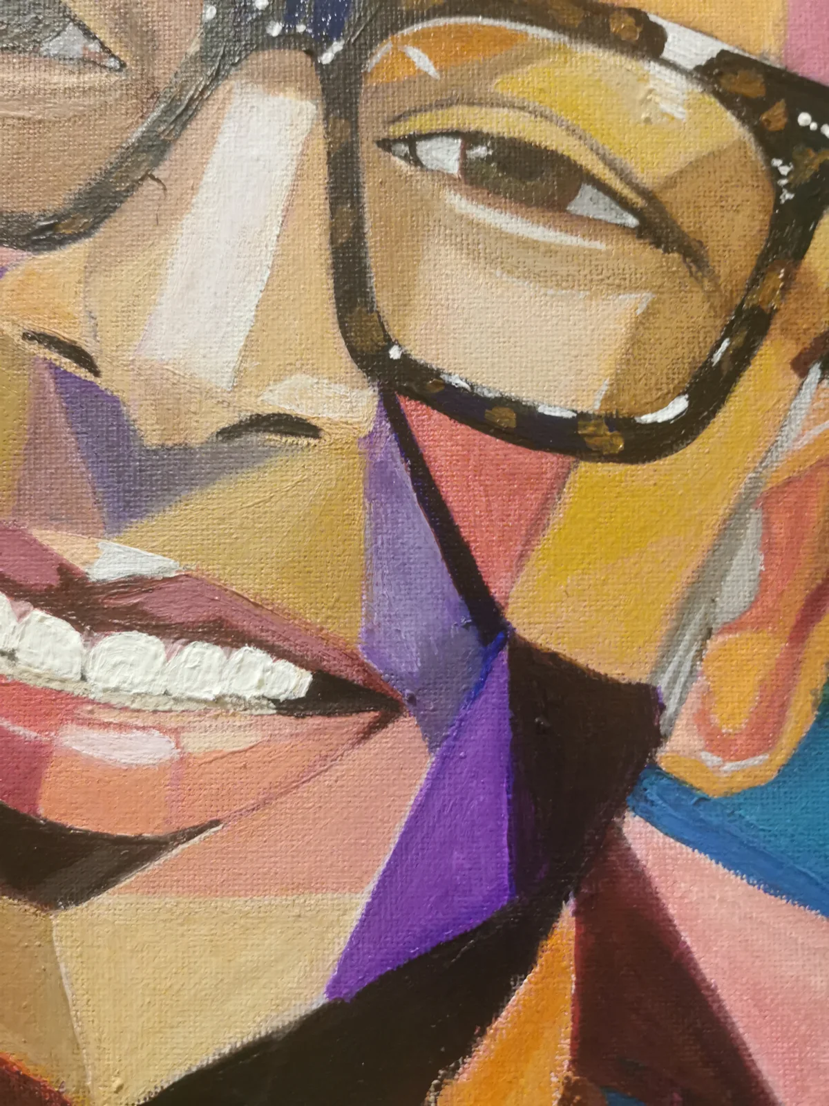 Détail d'un portrait géométrique, sourire et lunettes