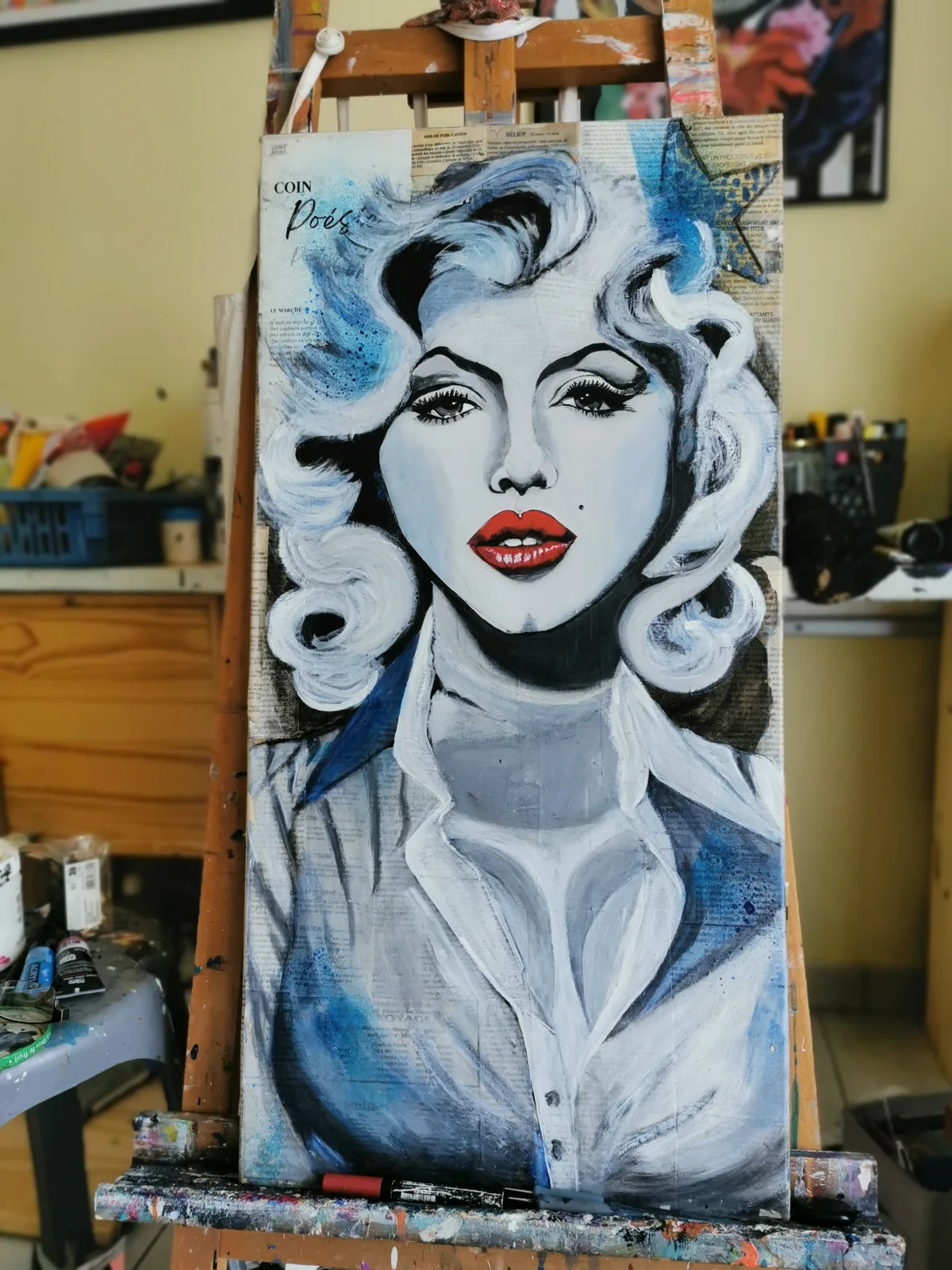 Portrait d'une icône blonde en noir, blanc et bleu aux lèvres rouges