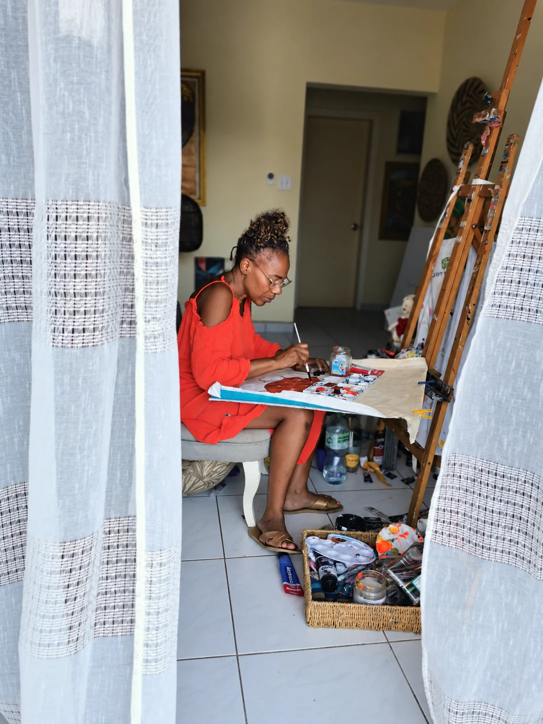 L'artiste peignant au petit matin chez elle à Saint-Martin