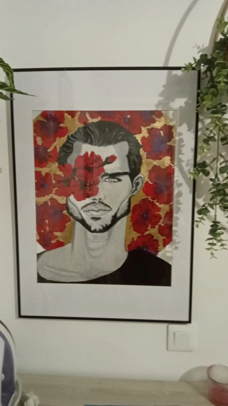 Portrait d'homme en noir et blanc sur fond de fleurs rouges, encadré