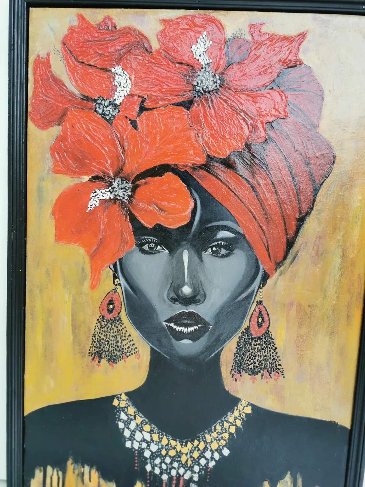 « Du rouge vous va si bien », portrait de femme au turban de fleurs rouges